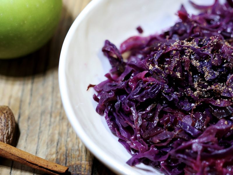 BRAISED RED CABBAGE WITH APPLE